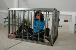 shinybondage:  She thought the room for rent was a bit on the cheap side, but atleast it’s cozy.  I love females in a cage.