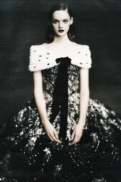 pivoslyakova:  Lisa Cant in “Ladies in Waiting” by Paolo Roversi | W Oct. 2004.