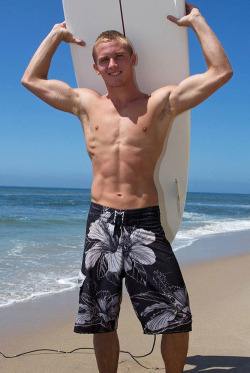usthemme:  This is 18 year-old gay porn actor Robert Marucci, who works for Sean Cody under the name Noel.  He was suspended from high school with the principal threatening to not let him graduate due to his performance. He’s now able to return to