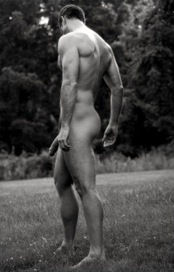 naked-yogis:  naked muscle model posing outdoors showing off the side-angle shot capturing butt and that rising semi-erect phallus 