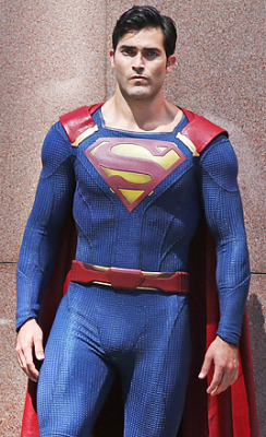 zacefronsbf:  Tyler Hoechlin on the set of Supergirl (July 29th) 