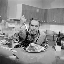 weirdvintage:  Vincent Price on the set of his cooking show Cooking Price-Wise, 1971 (via This is Not Porn)