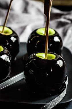 thepumpkinqueenn:  Poison Toffee Apples for Halloween  Ingredients 2 cups granulated sugar ¾ cups water ½ cup liquid glucose/light corn syrup few drops black gel food colouring 6 Granny Smith apples (or 12 small apples)    Instructions Grease a piece