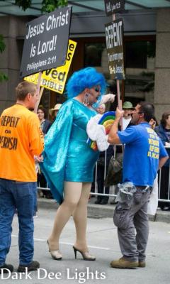 mothensidhe:  casualdorkpatrol:  ithelpstodream:  OKAY SO MAMA TITS IS MY NEW HERO!   Mama Tits, Seattle’s iconic tough as nails drag queen, confronted a group of anti-gay protesters attempting to disrupt the start of Seattle’s gay pride parade.