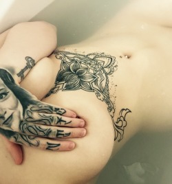 megandmrbig:  Been thinking about getting an underbust tattoo for a while now…  Mmmmm