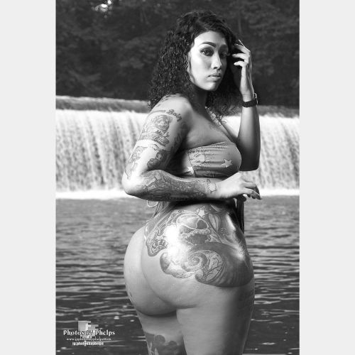 Spring is on its way&hellip;.. OUTSIDE NATURE shots!!!!! Model is @mixedforeign_  #water #wet #3pointlighting  #nikon #photosbyphelps #glamour #sensuality #hips #longhair #imakeprettypeopleprettier  #tattoo #dancer #shaker #waterfall #godoxad200  #softbox