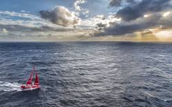 yachtgasm:Dongfeng Race Team cruising the Southern Pacific en route from New Zealand to Itajai  Not anymore&hellip; They broke their mast this morning.