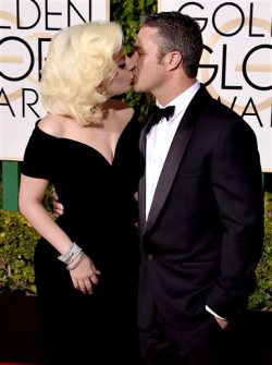 littlehookerofgaga:Lady Gaga &amp; Taylor Kinney kissing at the 2016 Golden Globes.
