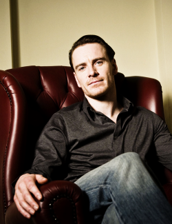 zombieanddiamonds:  34-35/100 pictures of Michael Fassbender. 