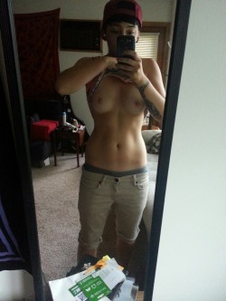 sexysexnsuch:  mynameispride, 19 http://mynameispride.tumblr.com/ For the love of all that is sexy you are amazing! &lt;3 Definitely made my Monday better. Thank you for submitting! -Dani  I&rsquo;d like a bod like that
