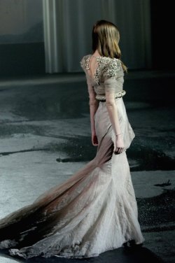  Alyona Osmanova at Givenchy Haute Couture Spring 2007  http://anatomika.net/tag/haute-couture/ 