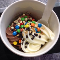 Omg I know it&rsquo;s late but I need Fro-yo. Like right now. In ma belly. #froyo #frozenyoghurt #delicious #noms #yummy