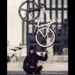 instavelo:  Fixie Tuesday! . [photo by: Ronny Englemann] by cyclestudio http://ift.tt/1bYfWXW