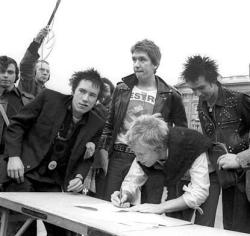 historyinpics42:  Sex Pistols signing a new contract with A Records outside Buckingham Palace - London - 1977 Click Here to Follow HISTORY IN PICS