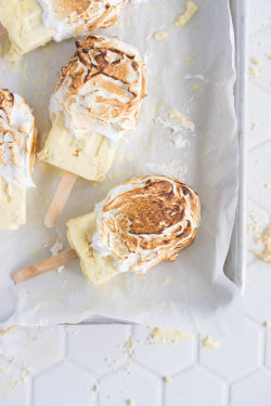 sweetoothgirl:  lemon meringue pie ice cream pops  