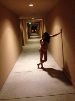 kiyai:  Awek telanjang kt kaki Lima hotel…dipaksa melancap oleh pakcik guard…