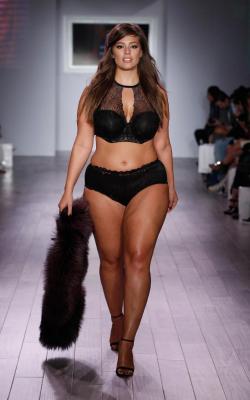 planetofthickbeautifulwomen2:   Ashley Graham steals the show at New York Fashion Week 2015 She’s the Plus Size Model of the Year so far being the first Plus Size Model to land on the cover of Sports Illustrated.    Hell to the yes!