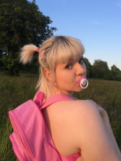 vert-climber:  vert-climber:  Guess who followed my trail of sweeties to the field tonight ? … brat-grrrrl   Re blogged for better quality image 🌸