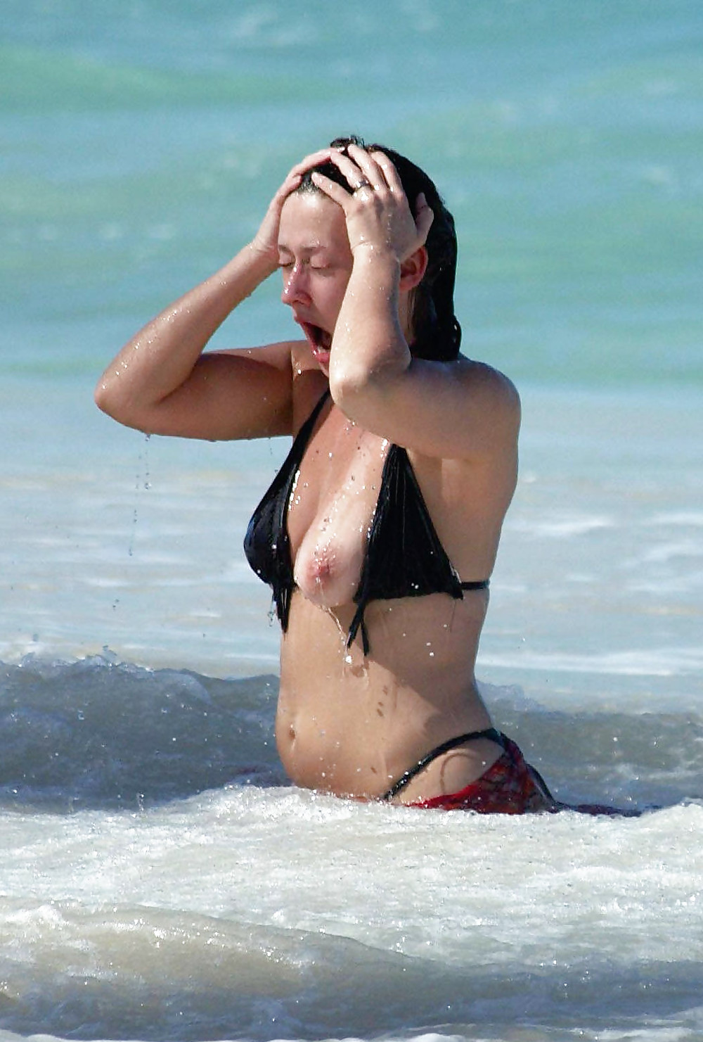 Bikini oop nip slip at beach