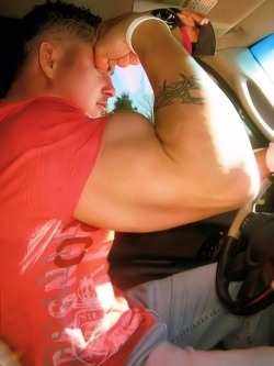 bigmikey2:  Love my big boy show-offs!!!!  And, biceps just make me so horny! 