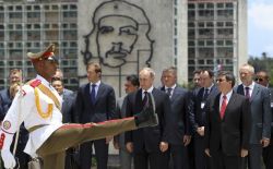 Russia&rsquo;s President Vladimir Putin and Cuba&rsquo;s Foreign Minister Bruno Rodriguez (2nd R) attend a wreath-laying ceremony at the Jose Marti monument in Havana July 11, 2014.