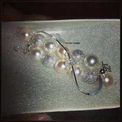 Earrings @marilitza. #fallweddings #weddingjewelery #swarovskipearls #nyclesbians #nycweddings #love