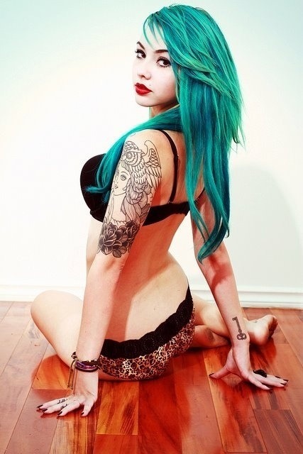 Green haired anime babe