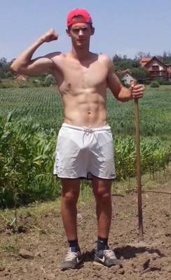 mybiventure:  Yet another hottie in a cornfield….waiting to get corn holed i assume! 