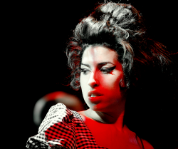 amyjdewinehouse:  Amy Winehouse performs at The Highline Ballroom May 8, 2007   What a waste of a beautiful voice