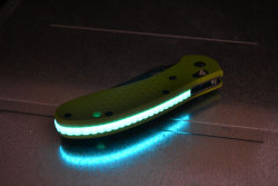 cuscadi:  this is why we call the Benchmade 550HG with toxic green g10 scales &amp; cellpattern + the glow backspacer “species”http://www.cuscadi.de/custom_scale_division_onlineshop/knives/benchmade/