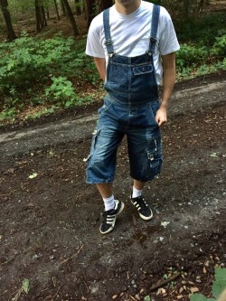 wetdude792:Peed my overall shorts @mikisit