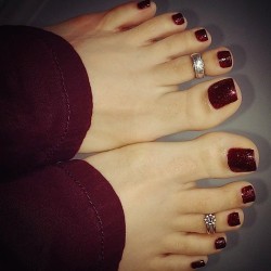 cute girls with amazing toe rings and cute feet