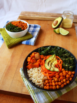 garden-of-vegan:  Vegan lunch bowl: Steamed brown rice, curry roasted sweet potatoes (sweet potato chunks, curry powder, nutritional yeast, and olive oil), sriracha roasted chickpeas (chickpeas, sriracha, minced garlic, and olive oil), chili-lime kale