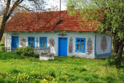 harvestheart:  The secluded village of Zalipie in southeastern Poland is home to a charming tradition. Over a century ago the women of the village began to paint their houses.HH:  Look at that cute little dog house.