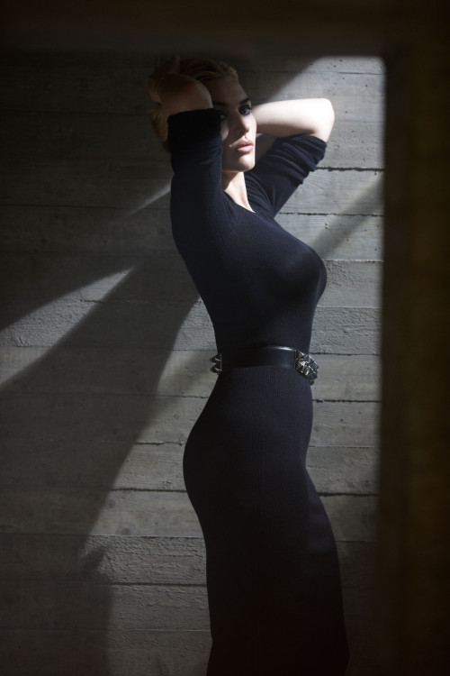 Kate Winslet black dress