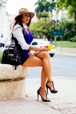 greatlegsandhighheels:  Accessorized beauty shows off her crossed legs  curbside in a short dress and fashionable footwear