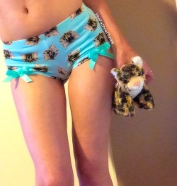 hoefashow:  mrsdinomunsterz:  hoefashow:  ♡ Daddy’s sleepy baby kitten ♡  Kitty shorts from kittensplaypenshop  *Please keep caption*   May I ask what fur this is?  IT FUCKING SAYS KITTEN SHORTS NOT KITTEN TAIL😒 THE TAIL IS NOT FROM KPP IT’S