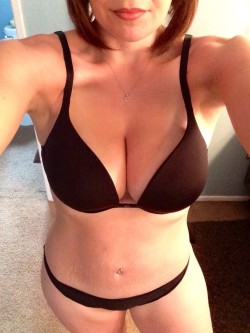 selfie-cougars:  Find more Gina’s pictures on her dating profile! 