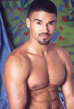 homensmachistas:  savvyifyanasty:   &lt;&gt; Shemar Moore  He was and still is FINE as fuck. I still think he plays for my team.       (via TumbleOn)