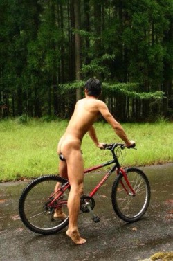 fun2bnaked:  Riding free — feel’s great — it’s fun2bnaked!  menandsports:  amateur nudism, naked guys on the beach, nudist on holiday 