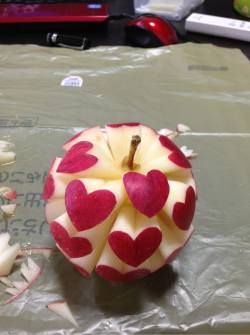 nekoukai:stunningpicture:  Apple of love  now the whole thing’s going to get all yellow look what you did