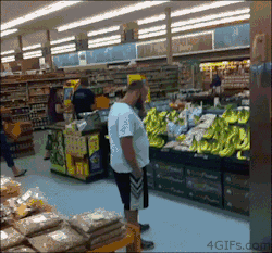 best-of-funny:   Shopping for bananas.   X  OH GOD SOMEONE SIGNAL BOOST THIS TO ONISION