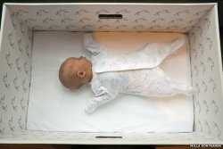 mia-the-wonder-slut:  cakeandrevolution:  pubhealth:  Why Finnish babies sleep in cardboard boxes For 75 years, Finland’s expectant mothers have been given a box by the state. It’s like a starter kit of clothes, sheets and toys that can even be used