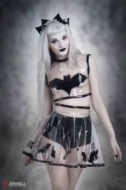 gothicandamazing:    Model: Victoria Lovelace Clothing and accessories: Bat Bows by Victoria LovelacePhoto and retouch: JENHELL photographyWelcome to Gothic and Amazing |www.gothicandamazing.org  