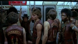 curao-posteo-mejor:  doublenegative:  The Warriors, 1979 directed by Walter Hill   Link para verla online subtitulada? :’(
