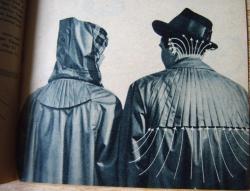 Werbung für das neue Klepper-Rillenlüftungssystem 1952 (oben) Vintage Klepper Rubber Raincoats, an important sexual fetishism object in Germany and beyond