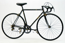 mooiefietsennicebikes:  Cinelli black and gold  http://www.speedbicycles.ch/