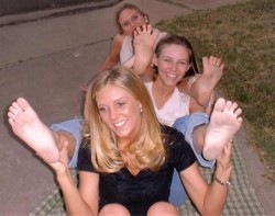 jennsummers50: Three beautiful sisters barefoot in public :)  barefeetinpublic 
