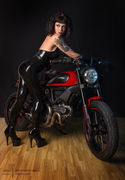 lickylinn:  Me and the scrambler I’ll be riding this summer! :) photo by talanted rocksterphoto!  Don’t forget to like my Facebook page for more pictures! Www.facebook.com/lickylinn1