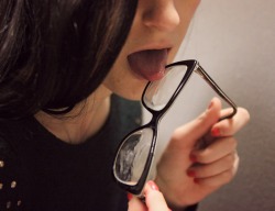 coppiasexy:  Angelica e gli occhiali bagnati…coppiasexy